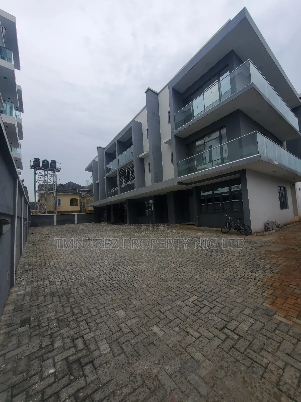 4bdrm Duplex in Chevron Dricve for sale in Chevron