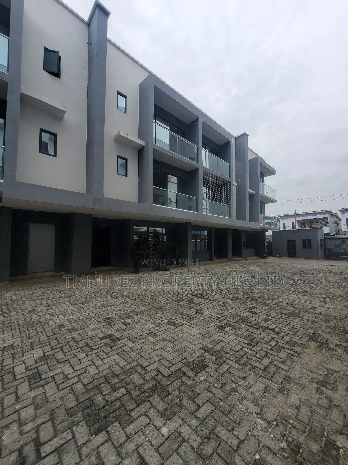 4bdrm Duplex in Chevron Dricve for sale in Chevron