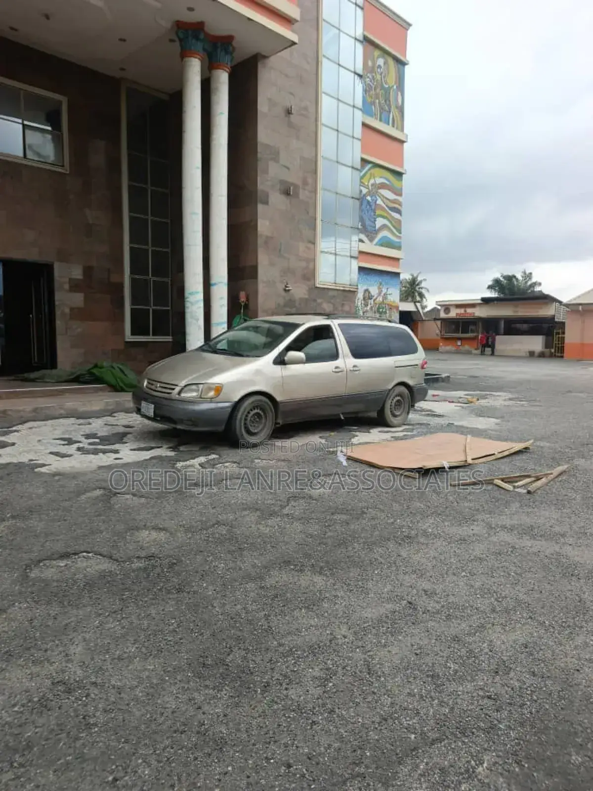 A Commercial Property on 6 Plots of Land in Oko-Oba