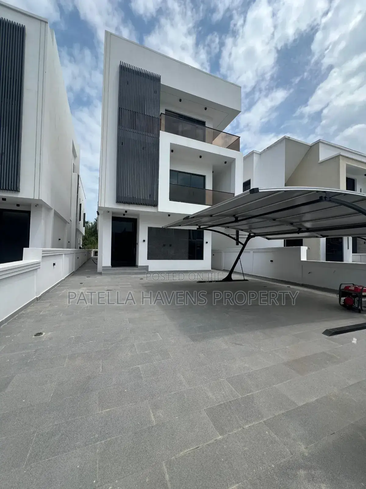 5bdrm Duplex in Ikota for sale in Ikota