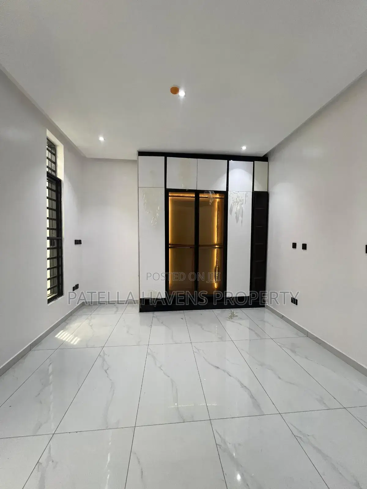 5bdrm Duplex in Ikota for sale in Ikota