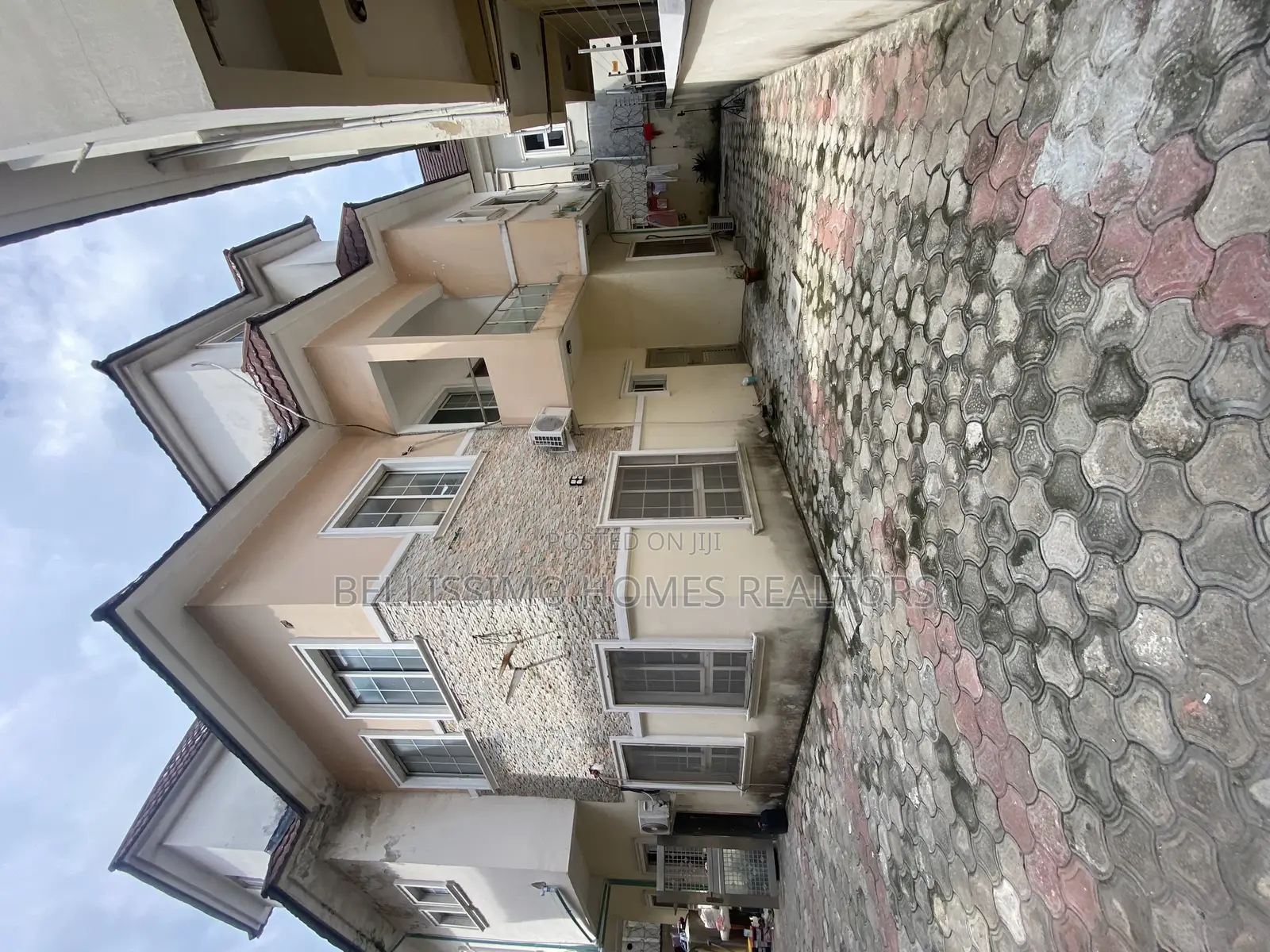 12bdrm House in Chevron, Lekki Phase 1 for sale in Lekki Phase 1