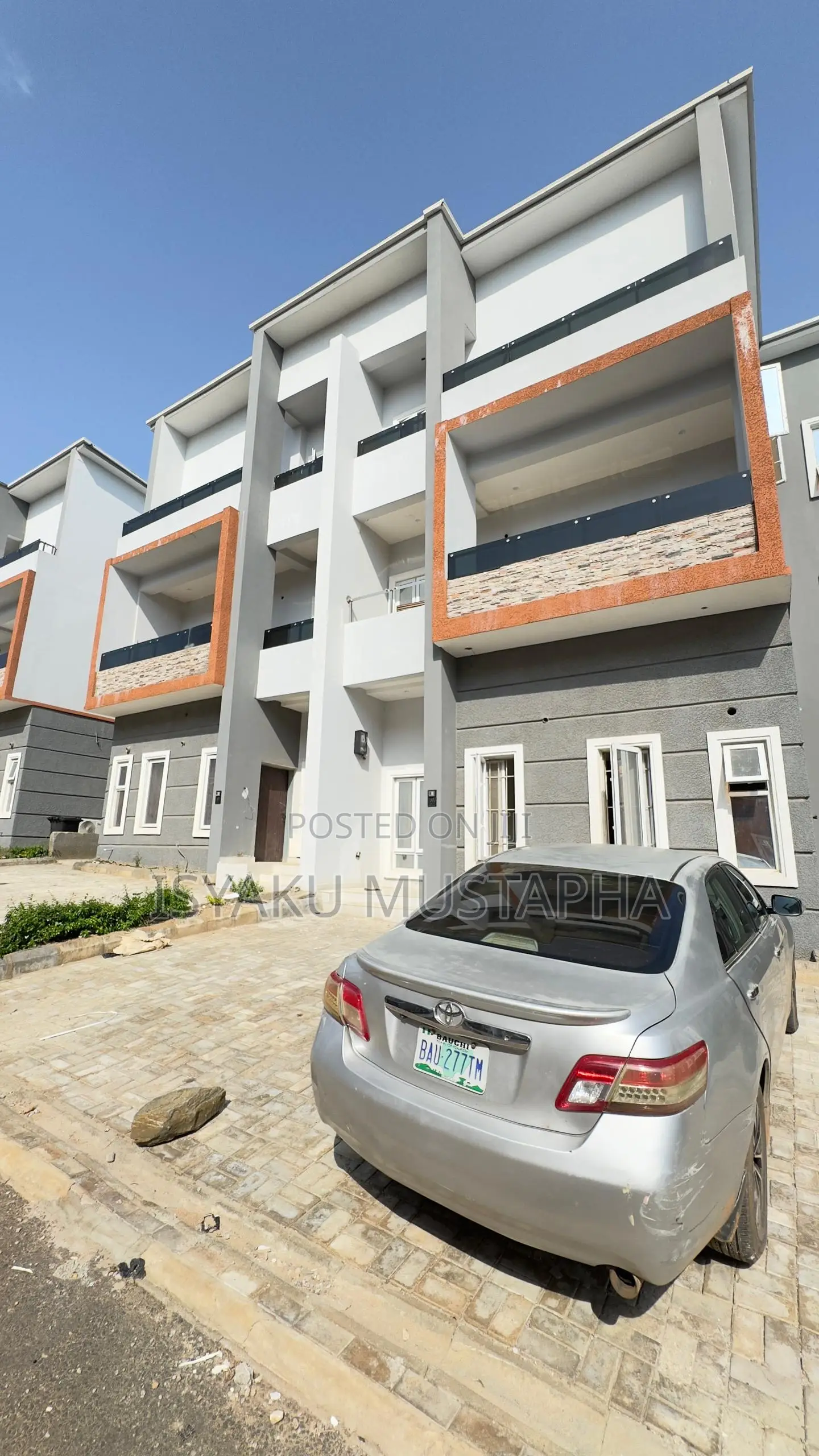 5bdrm Duplex in Kaura for sale in Kaura