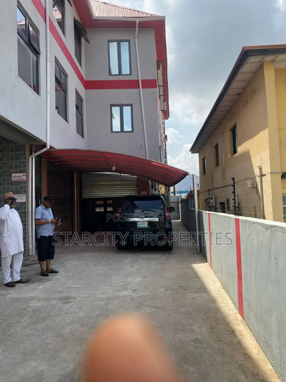 Urgent Sale!Newly Built Office Complex in Omole Phase 2 in Kosofe / Kosofe
