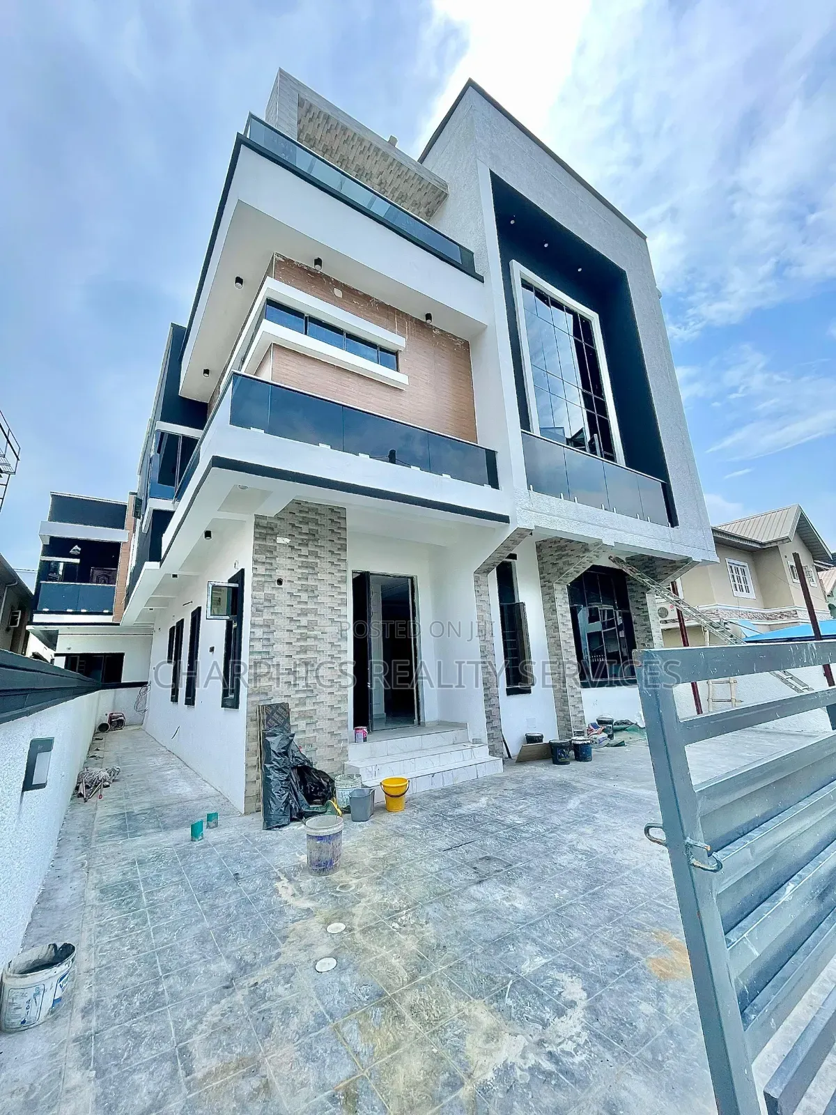 5bdrm Duplex in Chevron for sale in Chevron