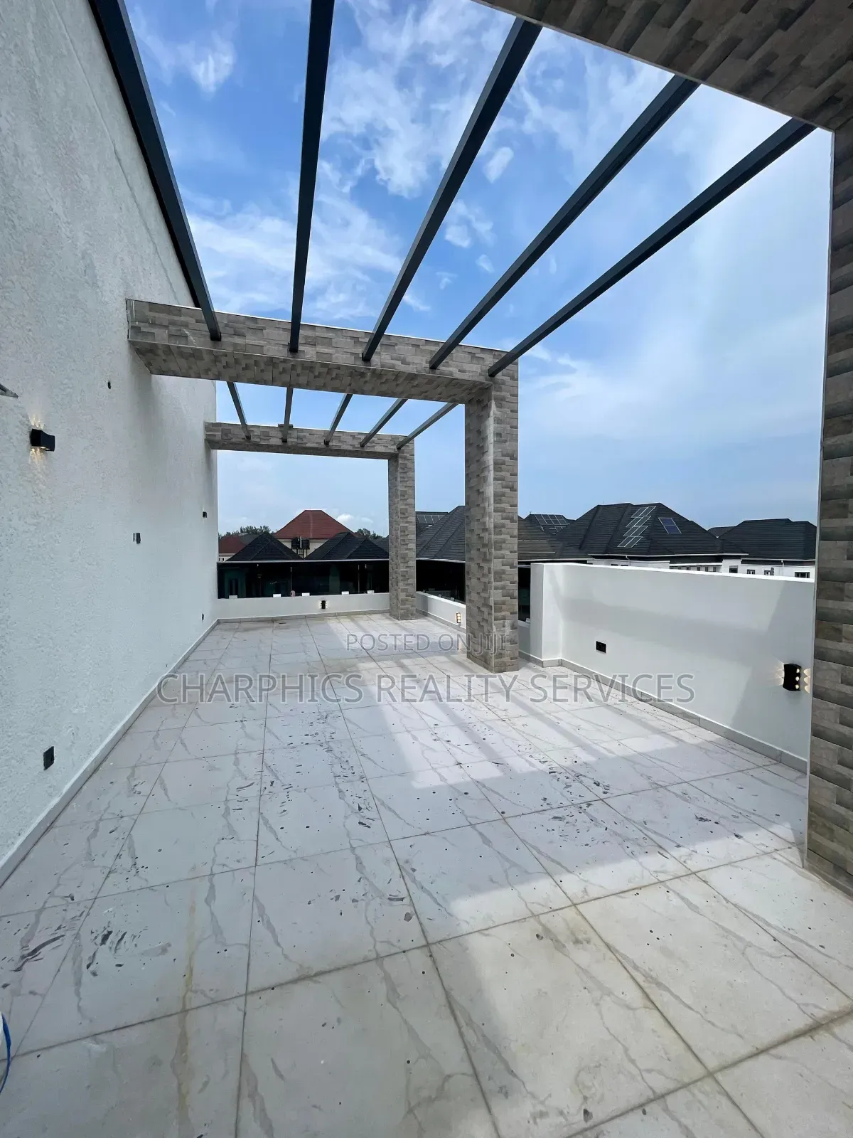 5bdrm Duplex in Chevron for sale in Chevron