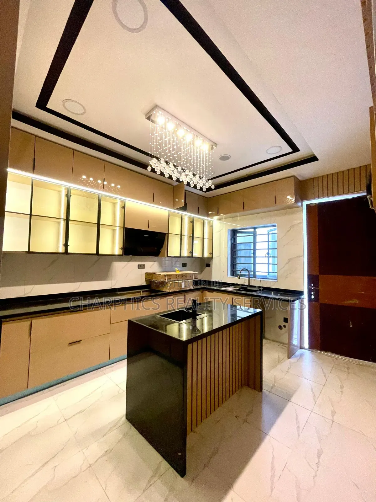5bdrm Duplex in Chevron for sale in Chevron