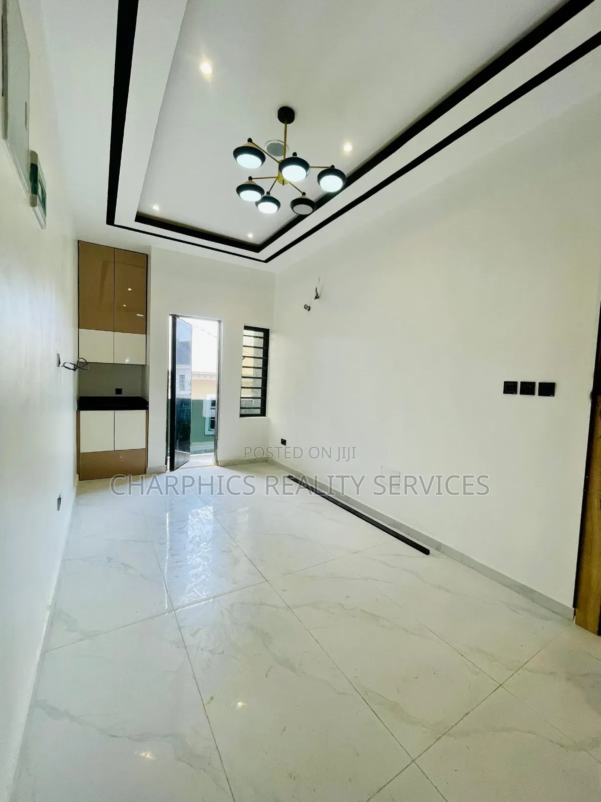 5bdrm Duplex in Chevron for sale in Chevron