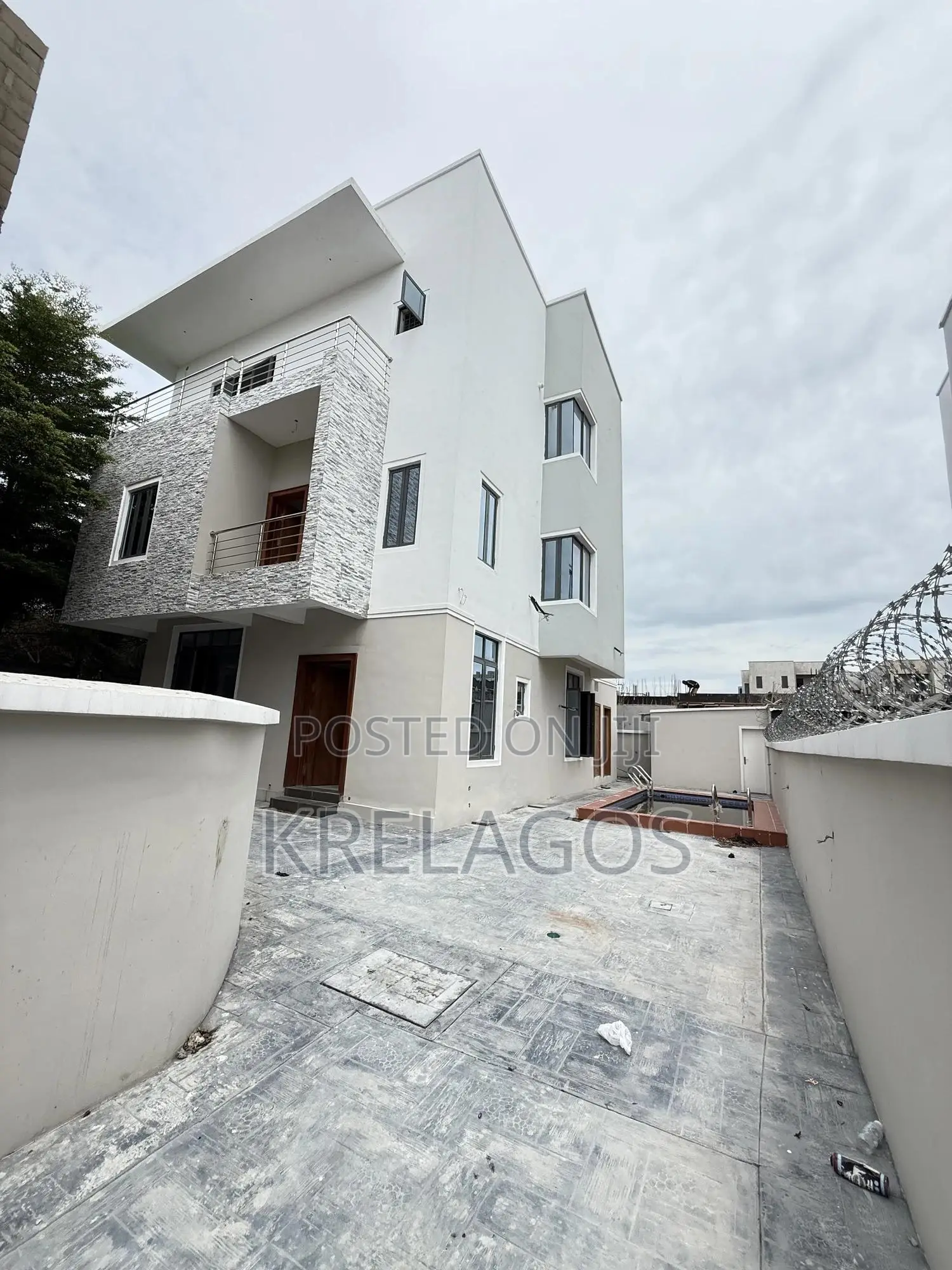 5bdrm Duplex in Lekki Phase 1 for sale in Lekki Phase 1