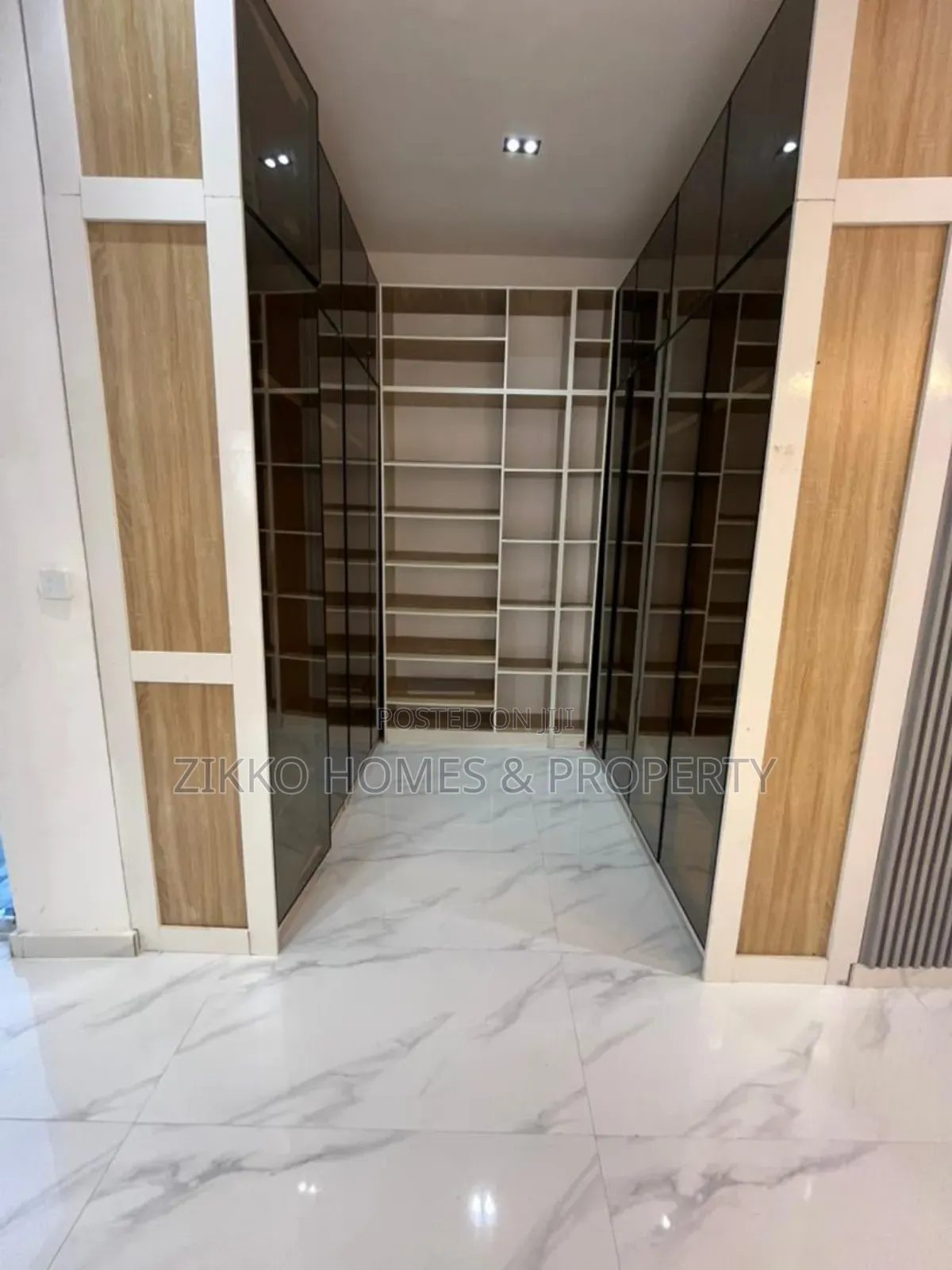 5bdrm Duplex in Chevron Drive, Lekki for sale in Lekki