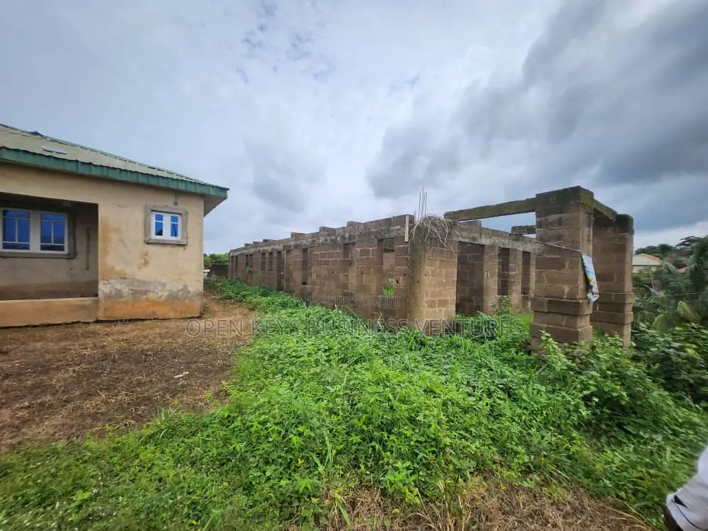 4bdrm Bungalow in Olokofefe Vitory Est for sale in Odo Ona