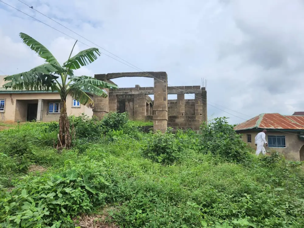 4bdrm Bungalow in Olokofefe Vitory Est for sale in Odo Ona