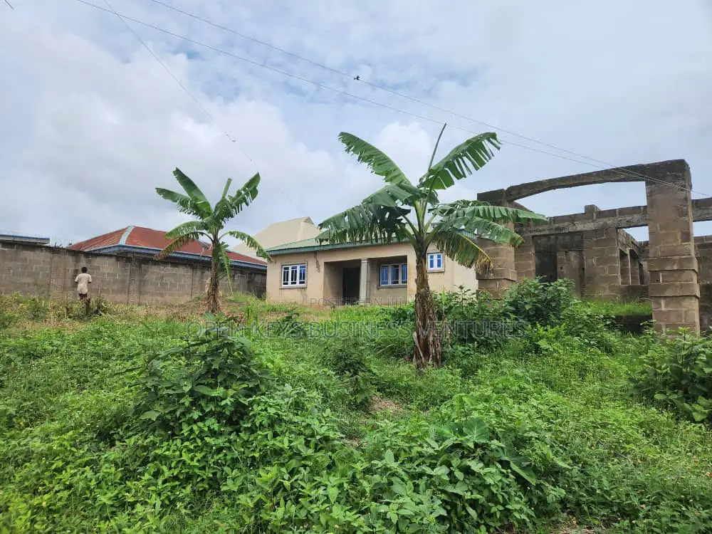 4bdrm Bungalow in Olokofefe Vitory Est for sale in Odo Ona