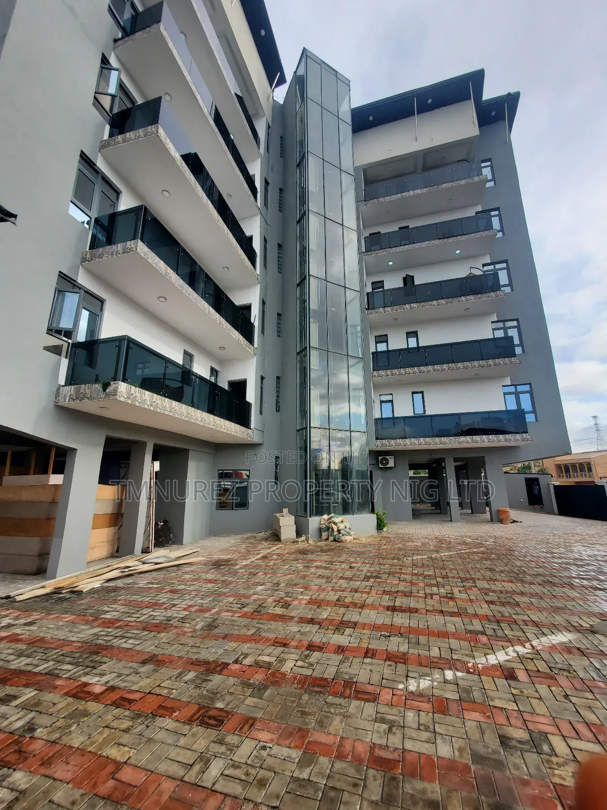 3bdrm Apartment in Off Admiralty, Lekki Phase 1 for rent in Lekki Phase 1