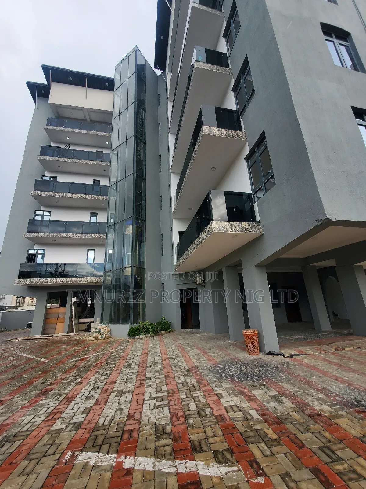3bdrm Apartment in Off Admiralty, Lekki Phase 1 for rent in Lekki Phase 1