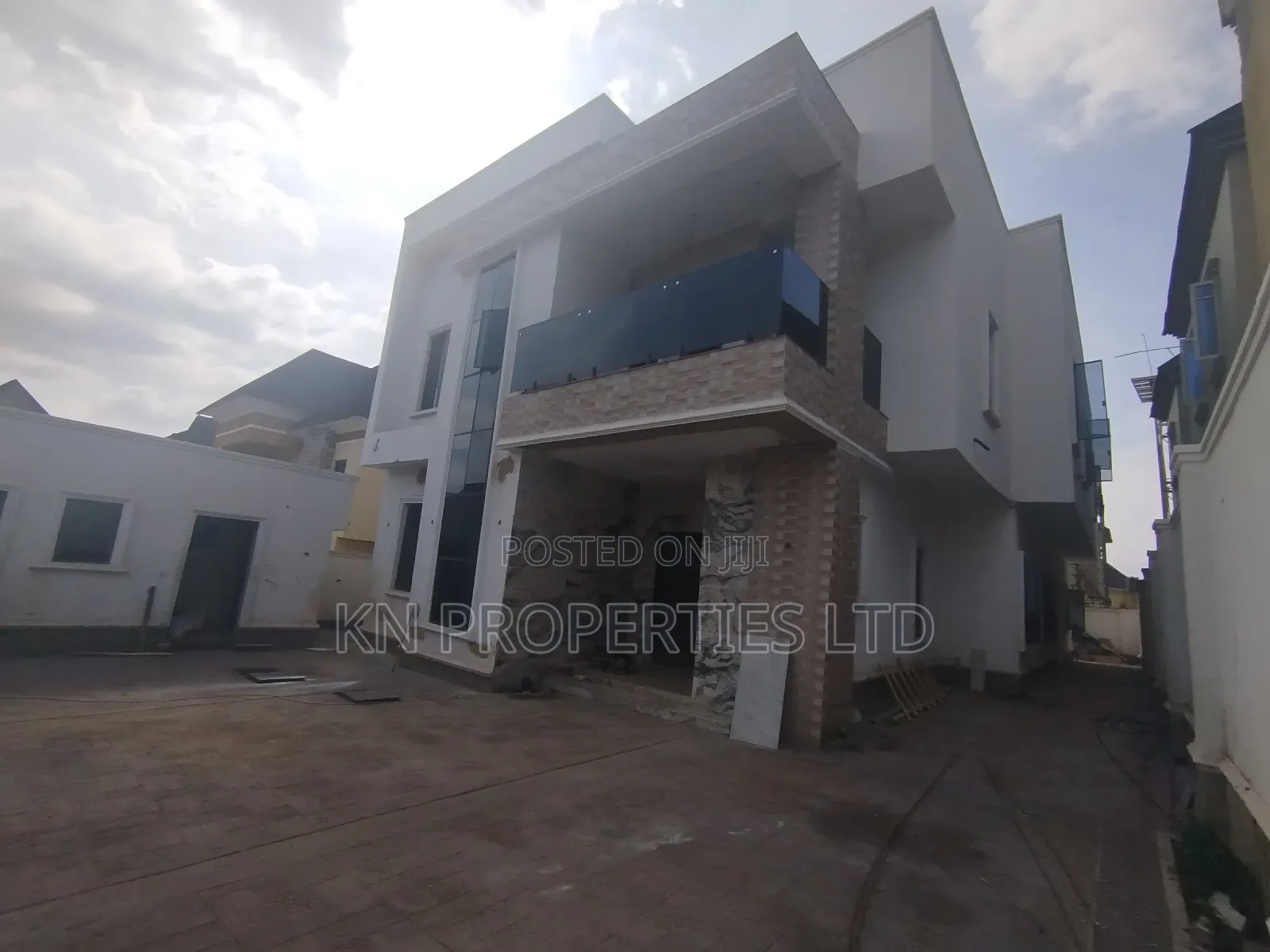5bdrm Duplex in Resettlement, Apo District for sale in Apo District