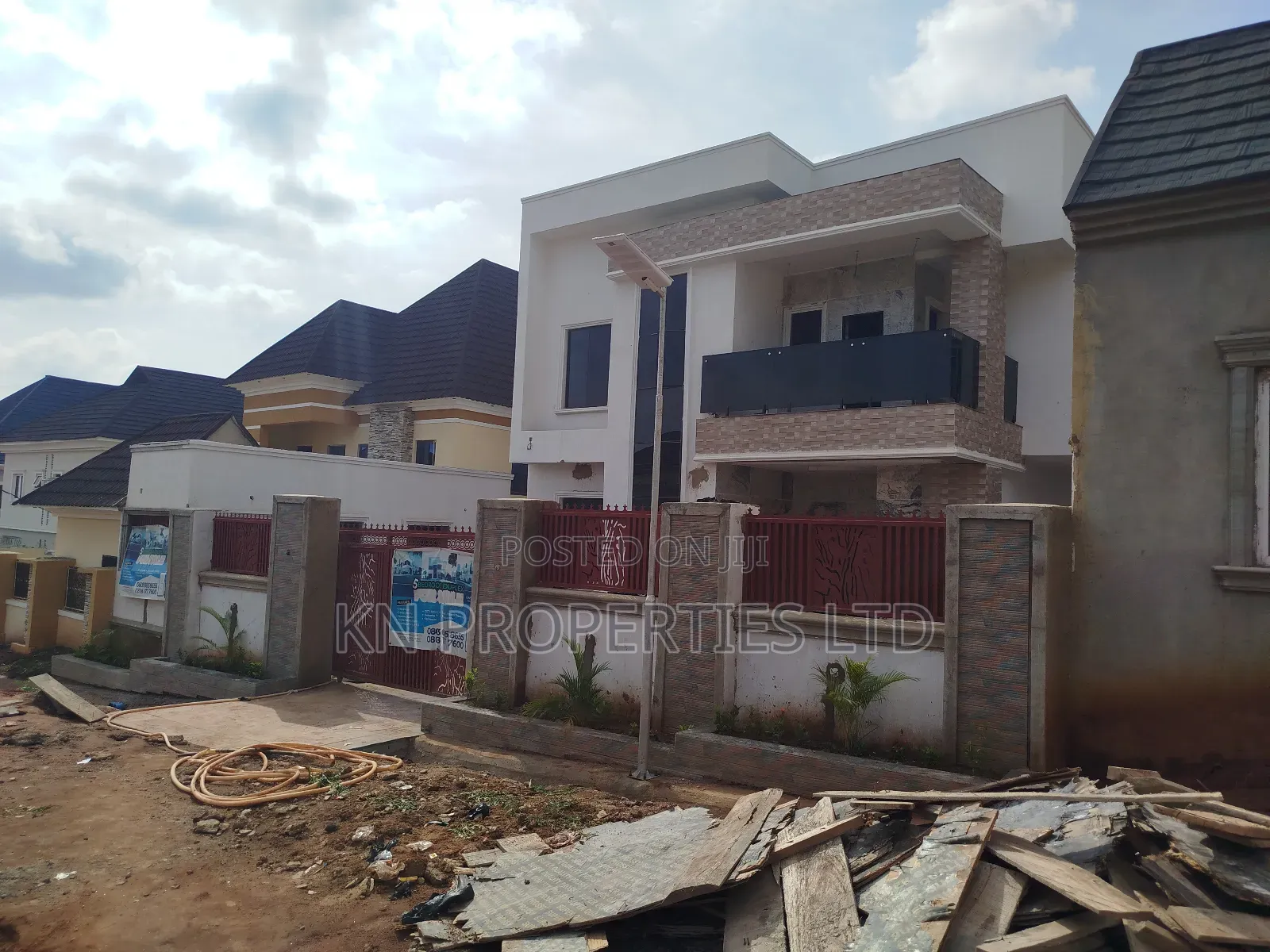 5bdrm Duplex in Resettlement, Apo District for sale in Apo District