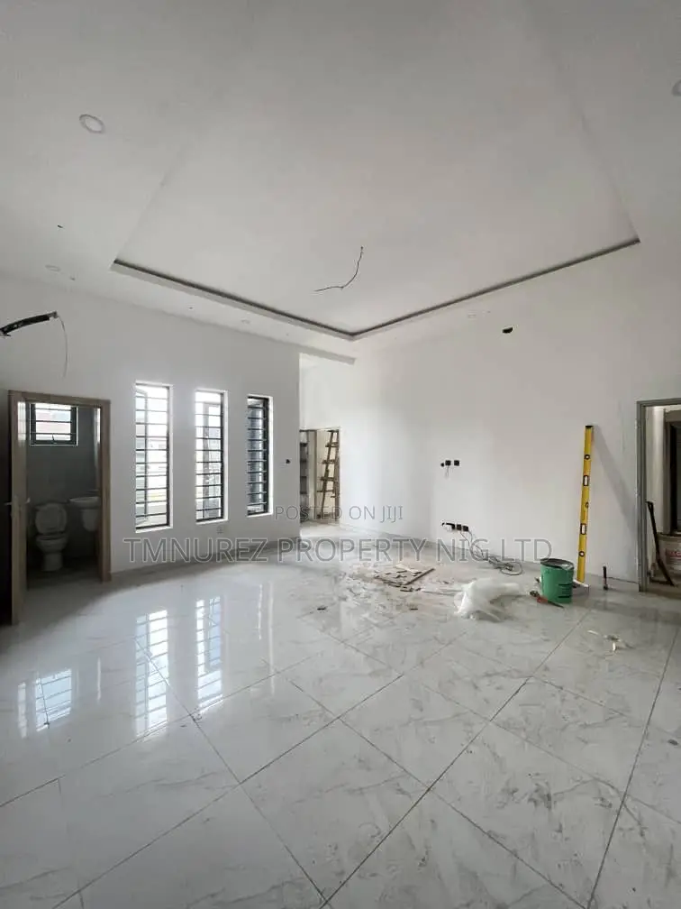 3bdrm Apartment in Yaba, Constain for sale in Constain