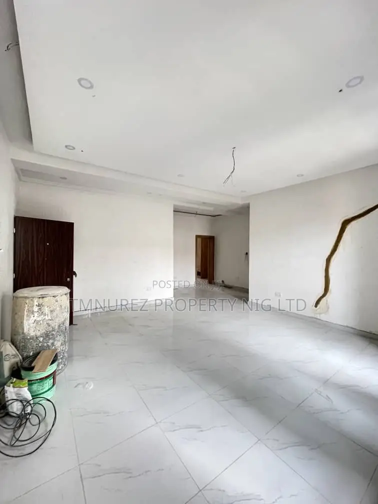 3bdrm Apartment in Yaba, Constain for sale in Constain