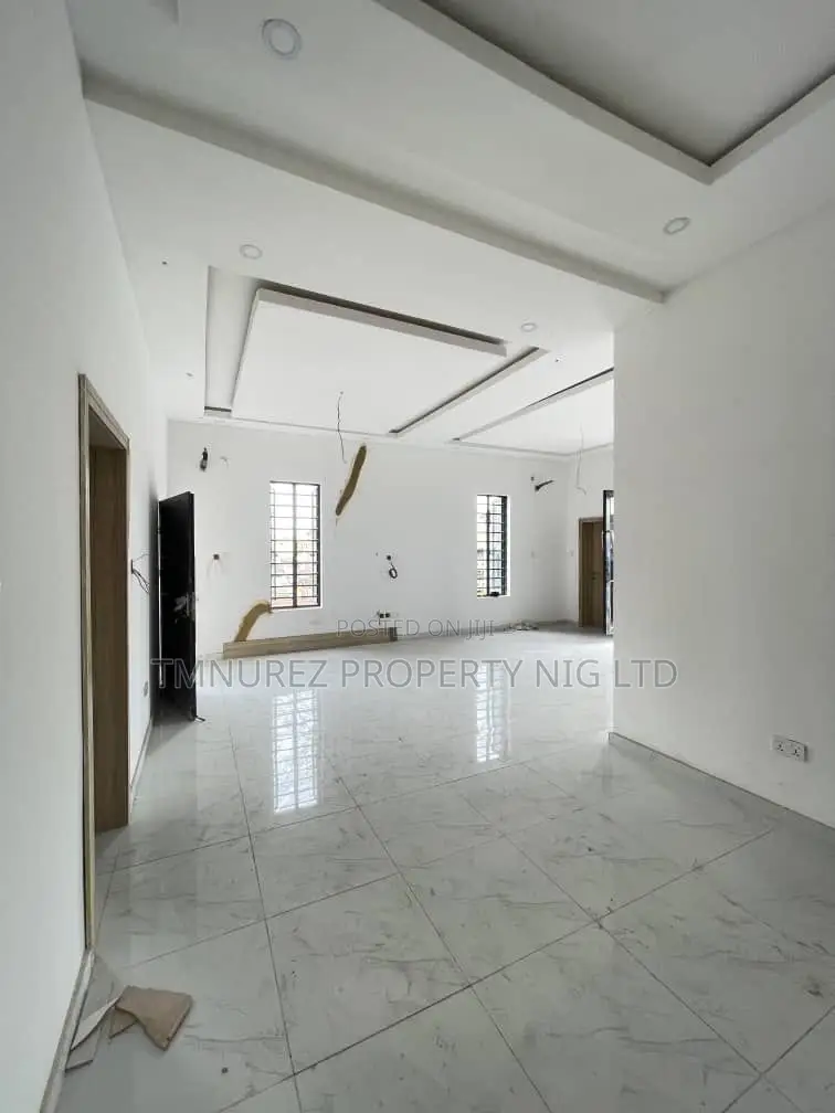 3bdrm Apartment in Yaba, Constain for sale in Constain