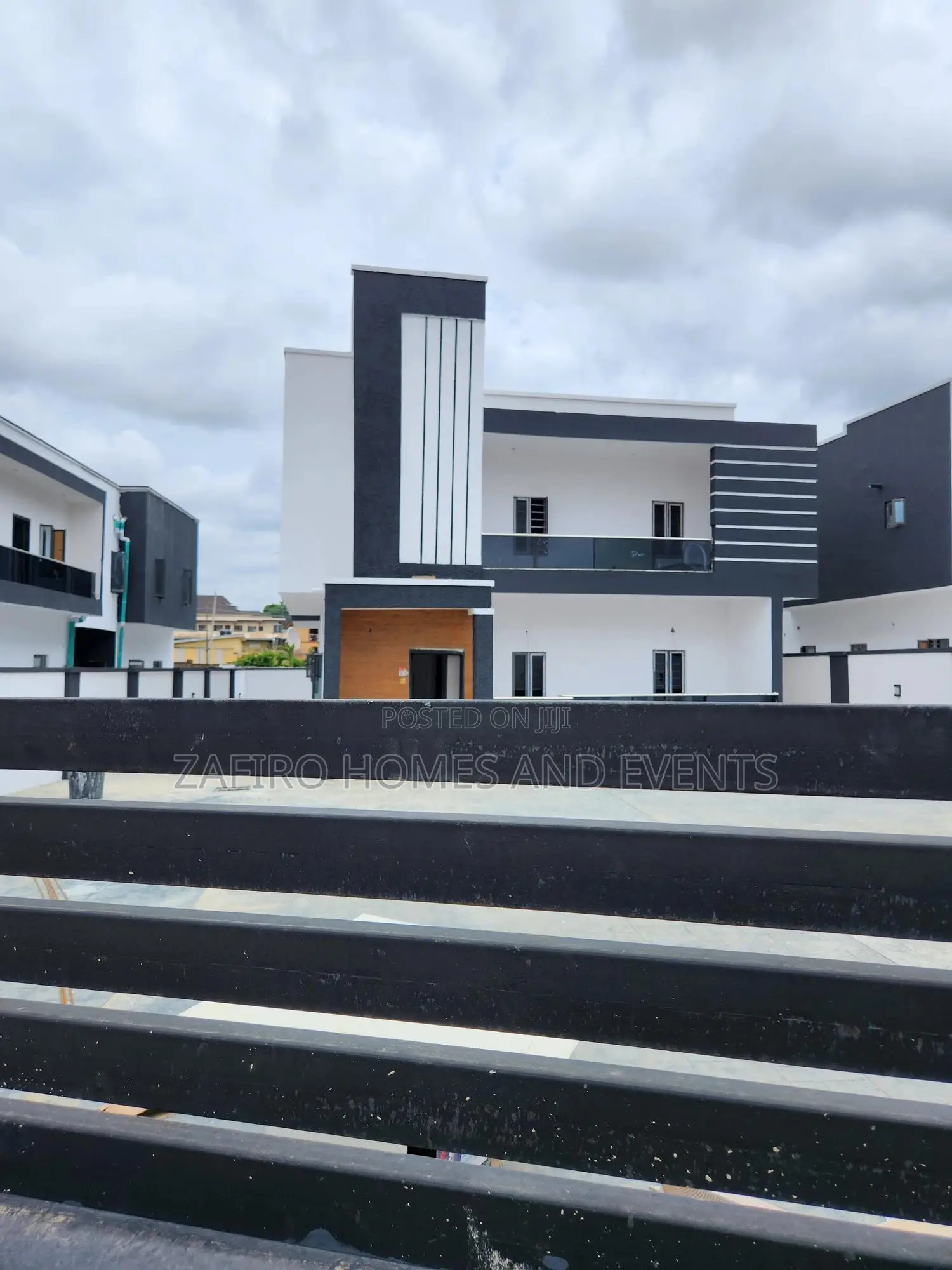 4bdrm Duplex in Oyelade Estate for sale in Oluyole Estate