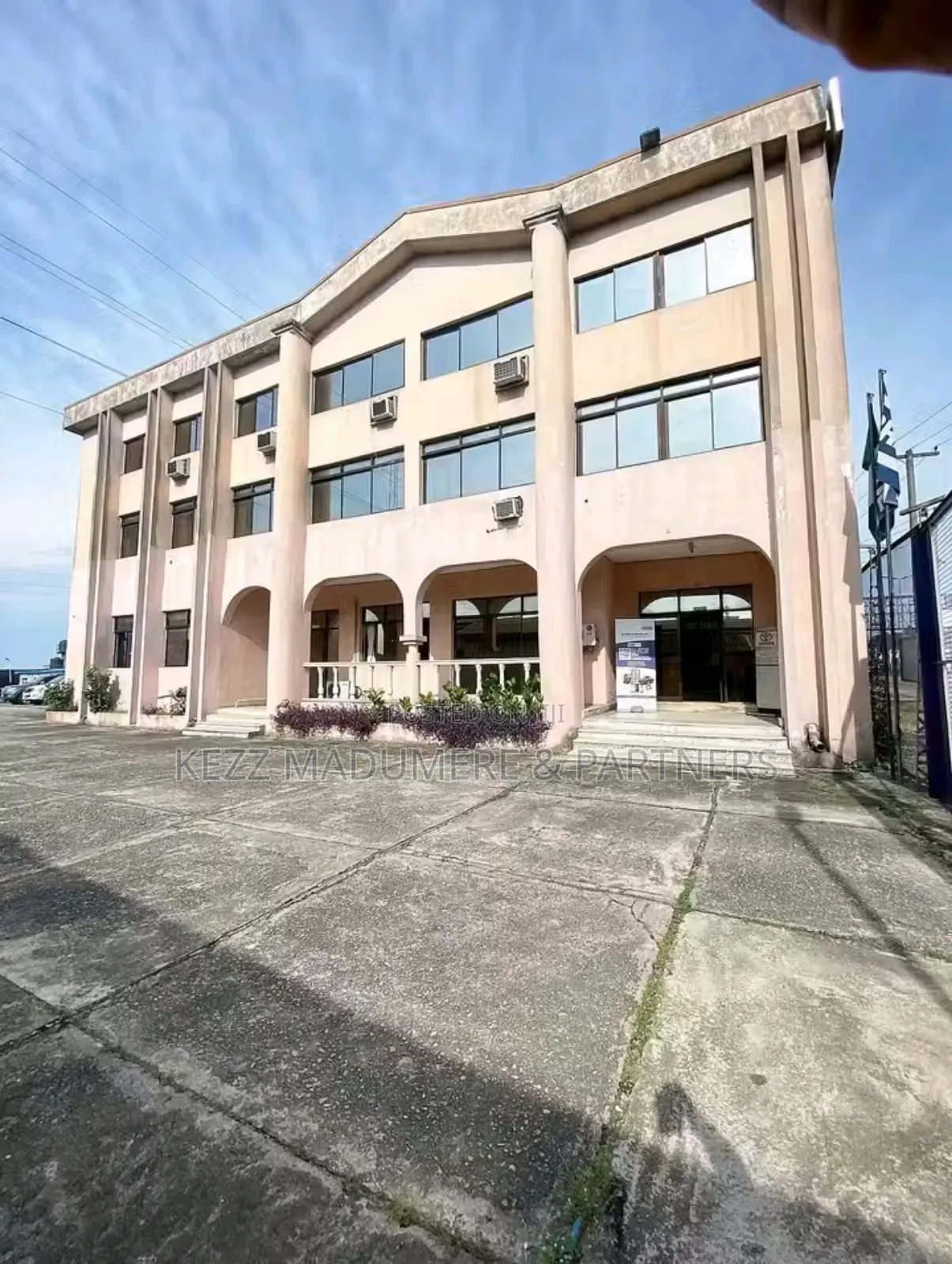 For Sale: Company Office Plaza on 14 Plots at Aba Road Port Harcourt in Port-Harcourt