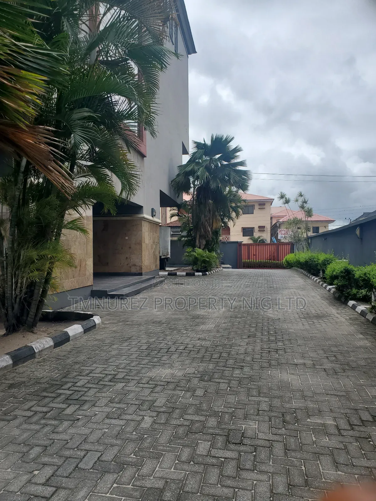Office Space for Rent at Jakande Axis in Jakande