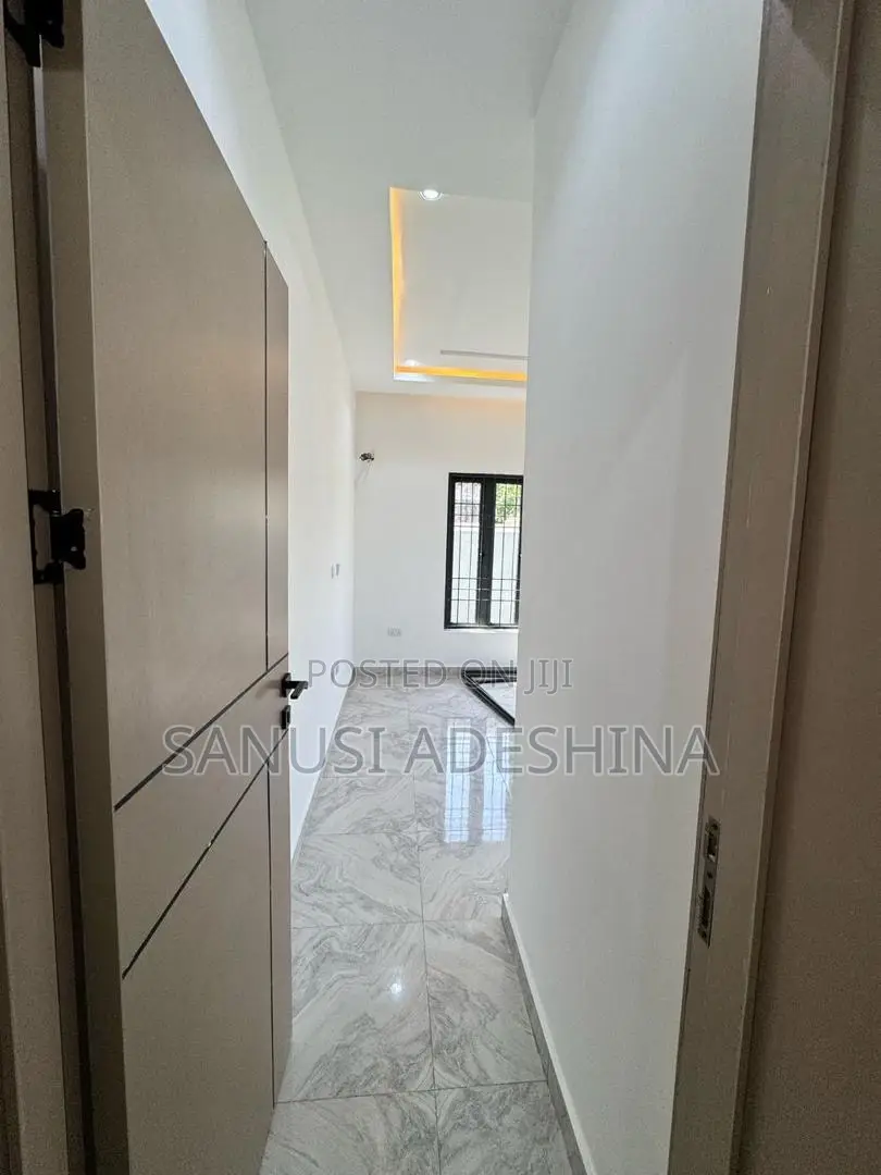 1st Floor of 250sqm Shop for Rent in Gwarimpa Estate Abuja in Gwarinpa
