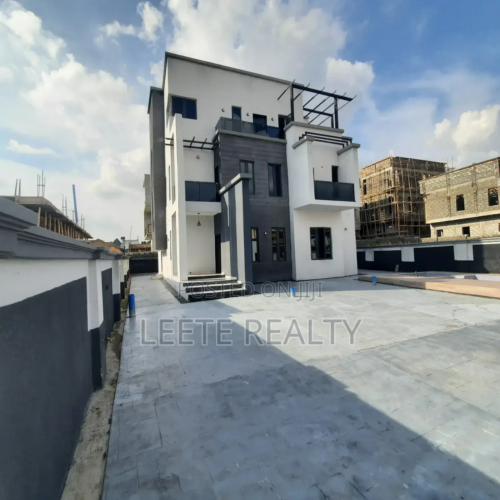 5bdrm Duplex in Apo Resettlement for sale in Apo Resettlement