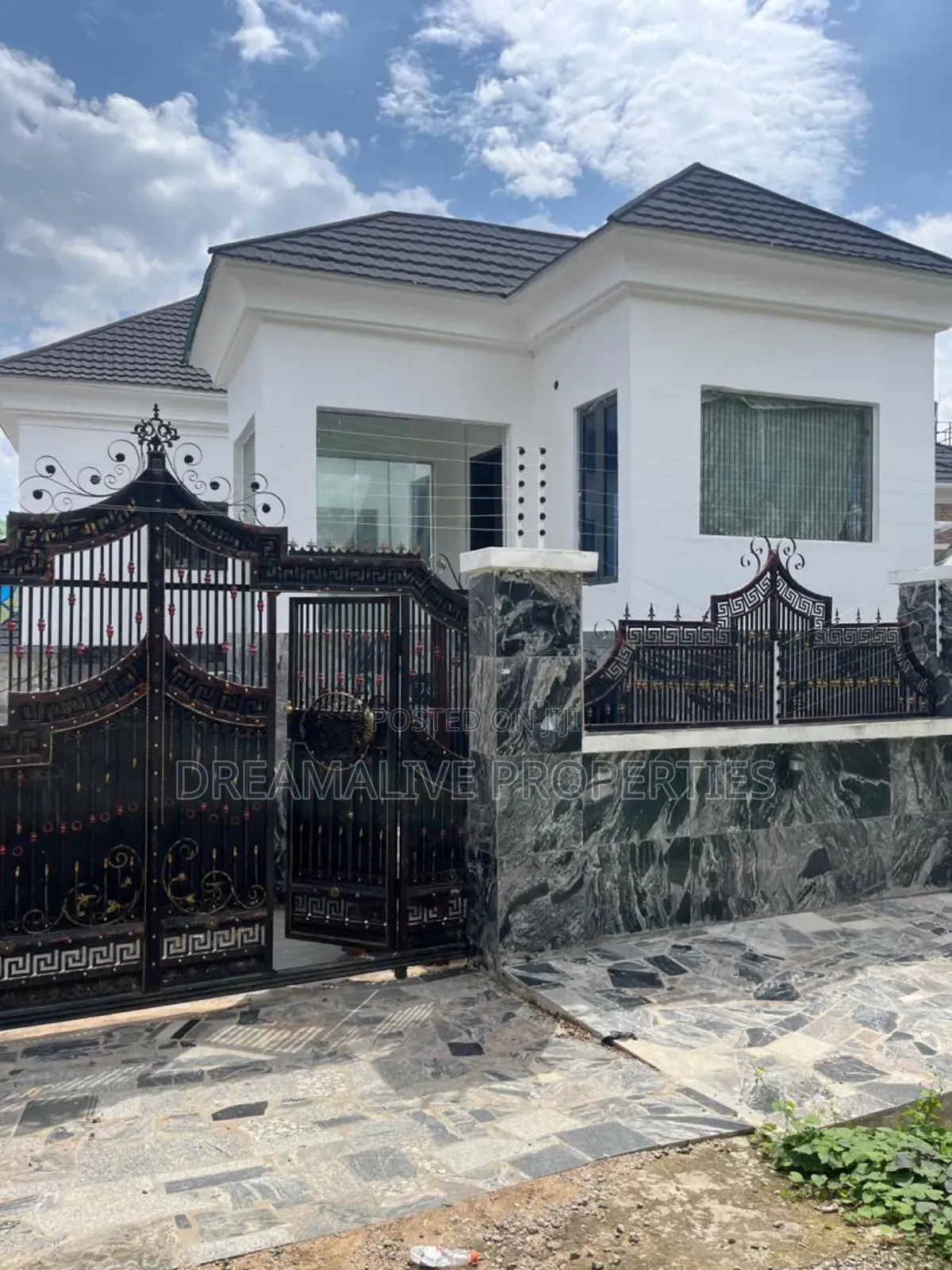 5bdrm Duplex in An Estate, Gwarinpa for sale in Gwarinpa