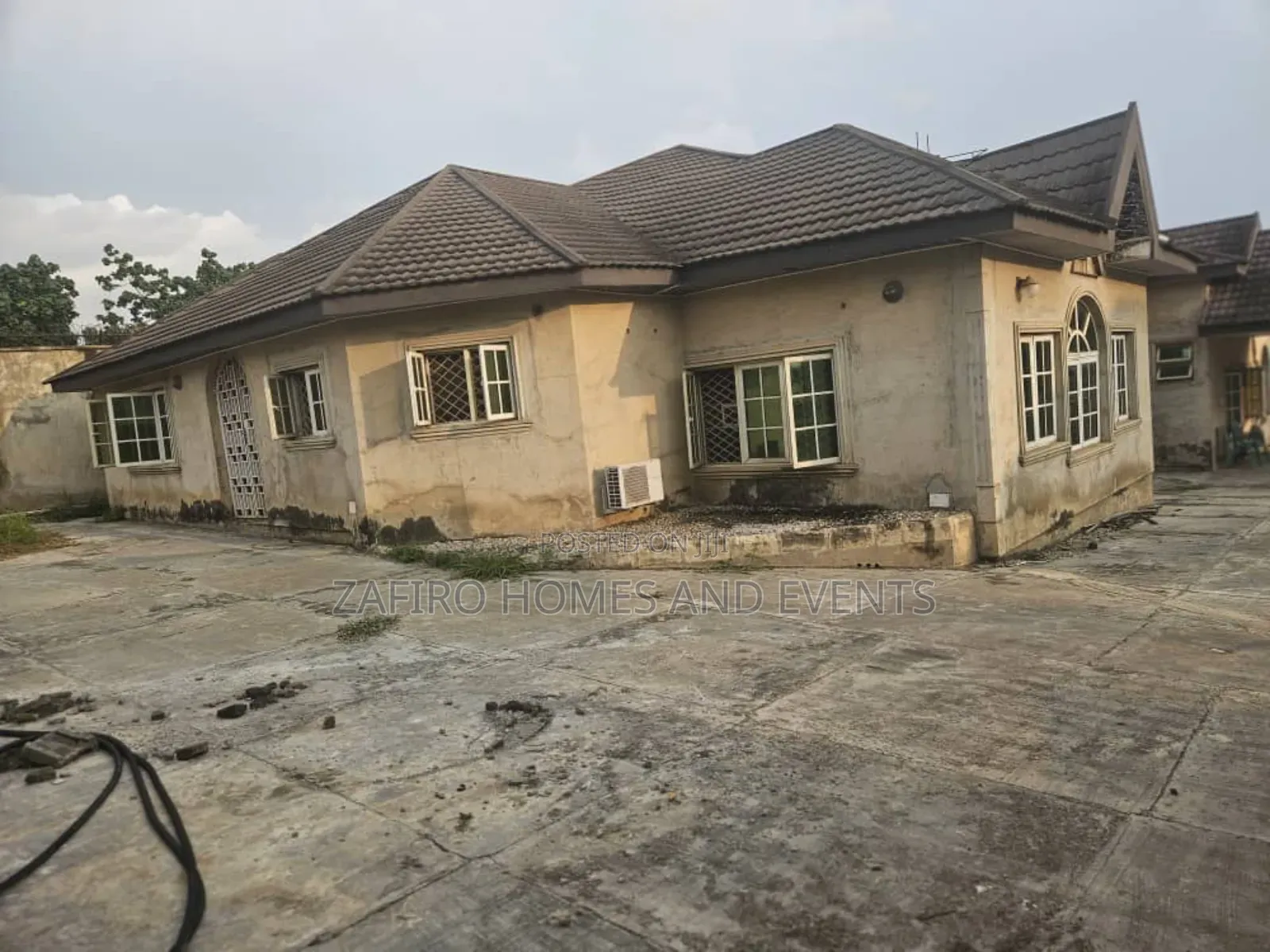 6bdrm Bungalow in Oni And Sons, Ibadan for sale in Ibadan