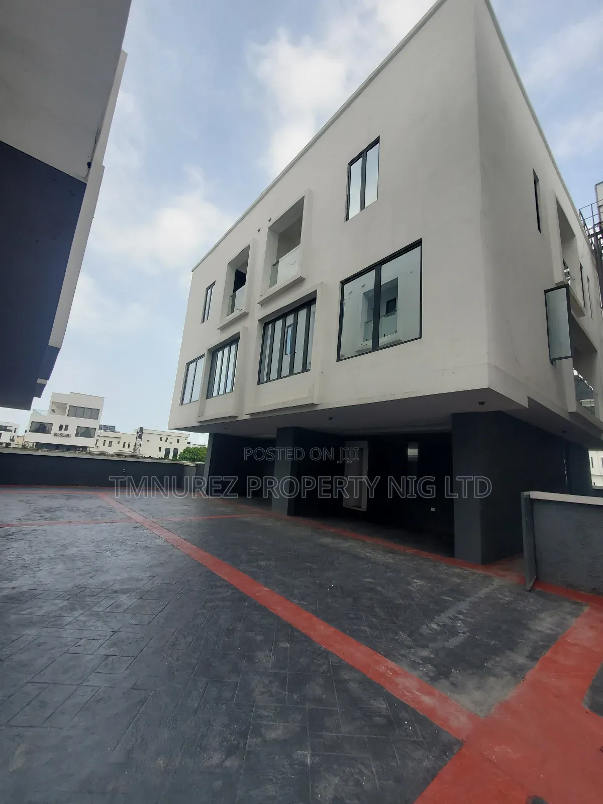 Furnished 4bdrm Duplex in Orchid, Chevron for sale in Chevron