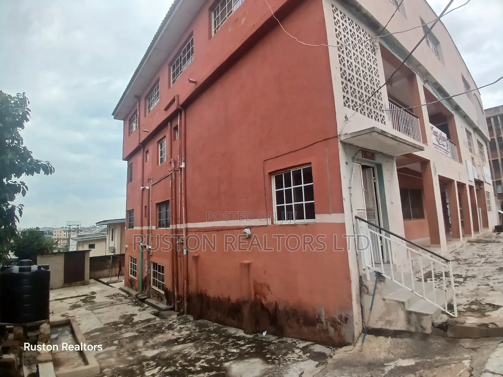 18bdrm Block of Flats in Ibadan for sale in Ibadan