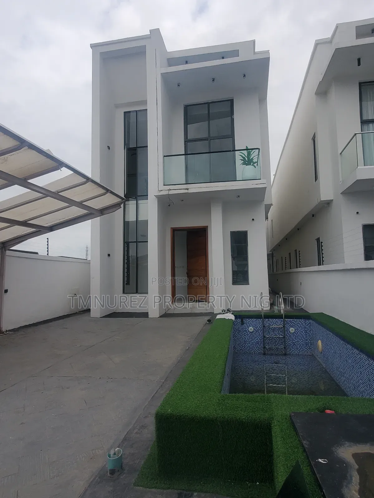 4bdrm Duplex in Orchild Road, Chevron for sale in Chevron
