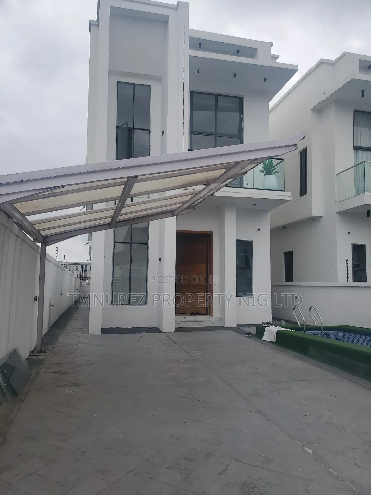 4bdrm Duplex in Orchild Road, Chevron for sale in Chevron