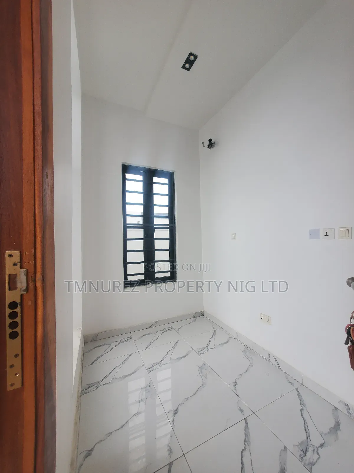 4bdrm Duplex in Orchild Road, Chevron for sale in Chevron