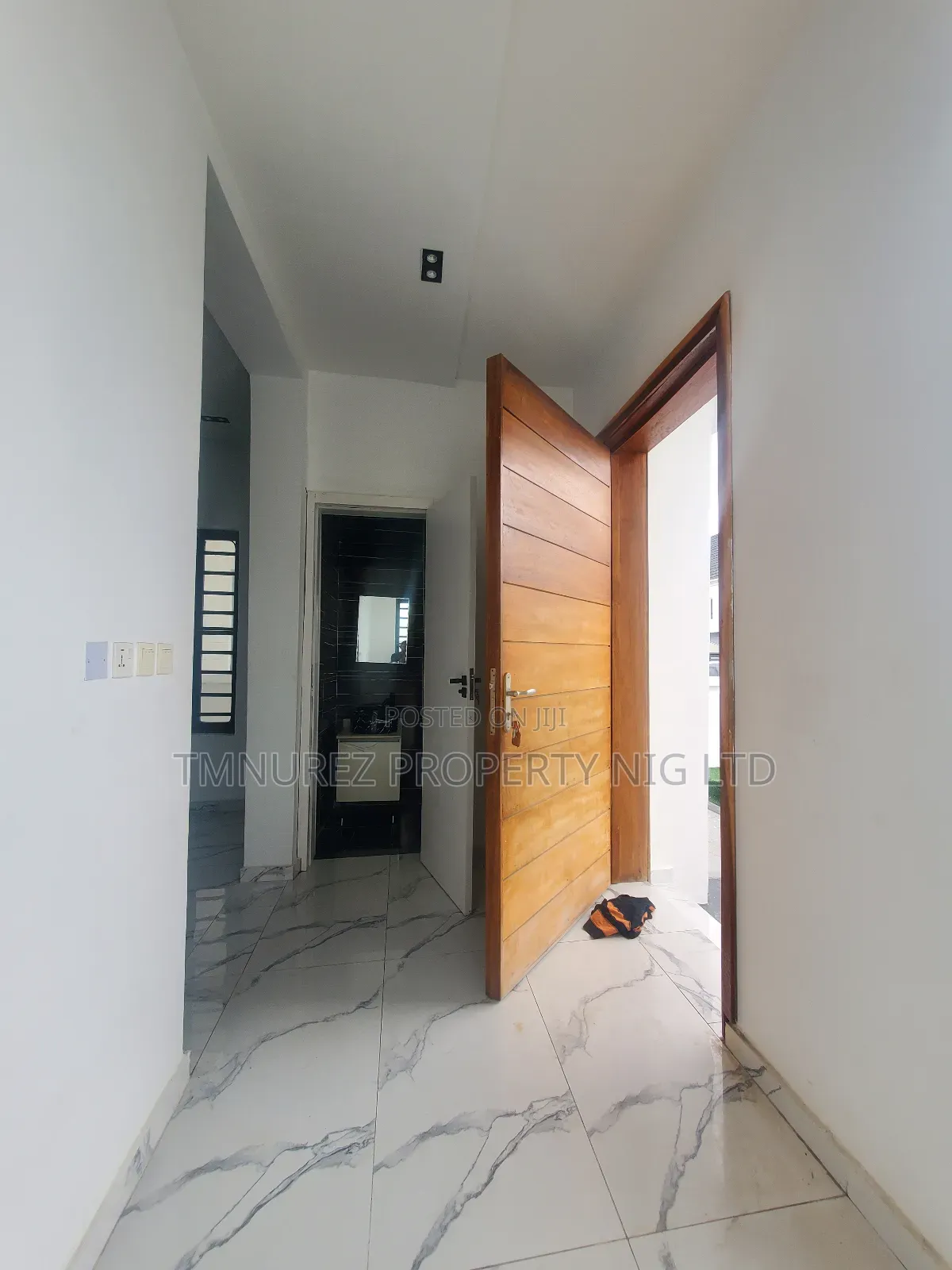 4bdrm Duplex in Orchild Road, Chevron for sale in Chevron