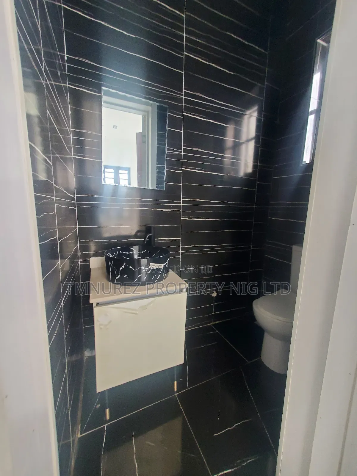 4bdrm Duplex in Orchild Road, Chevron for sale in Chevron