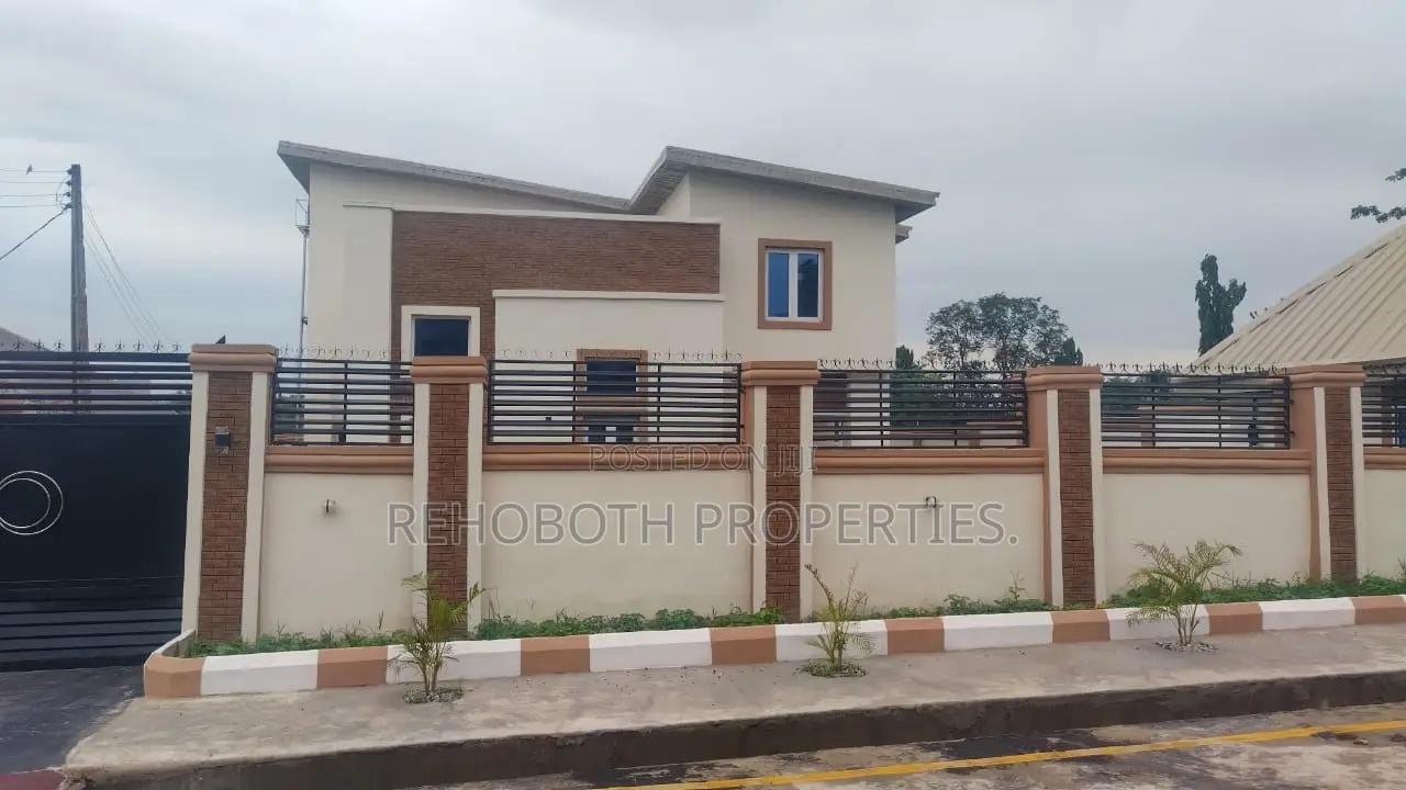 4bdrm Duplex in Alalubosa, Ibadan for sale in Ibadan