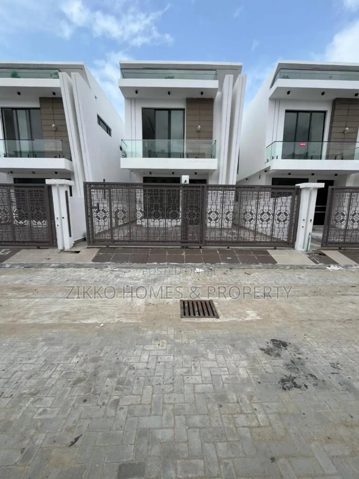 4bdrm Duplex in Orchid Road, Chevron for sale in Chevron