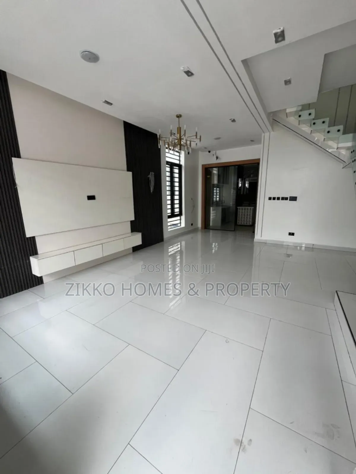 4bdrm Duplex in Orchid Road, Chevron for sale in Chevron