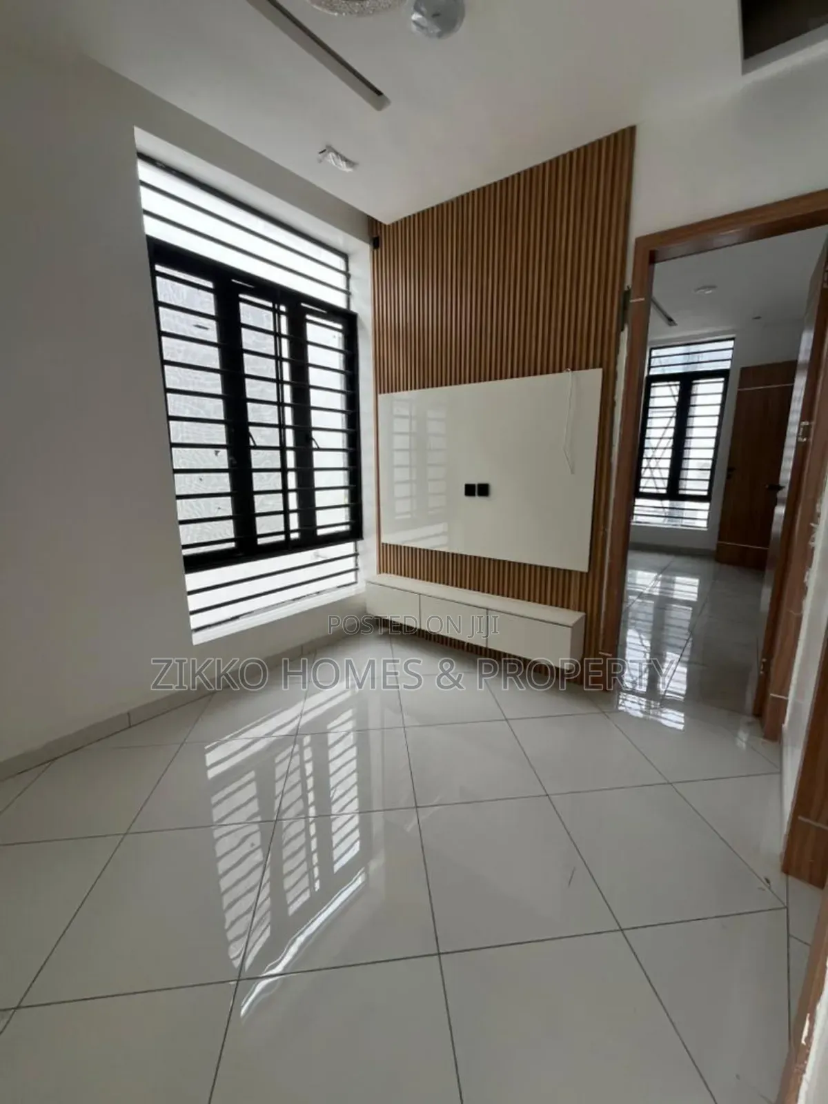 4bdrm Duplex in Orchid Road, Chevron for sale in Chevron