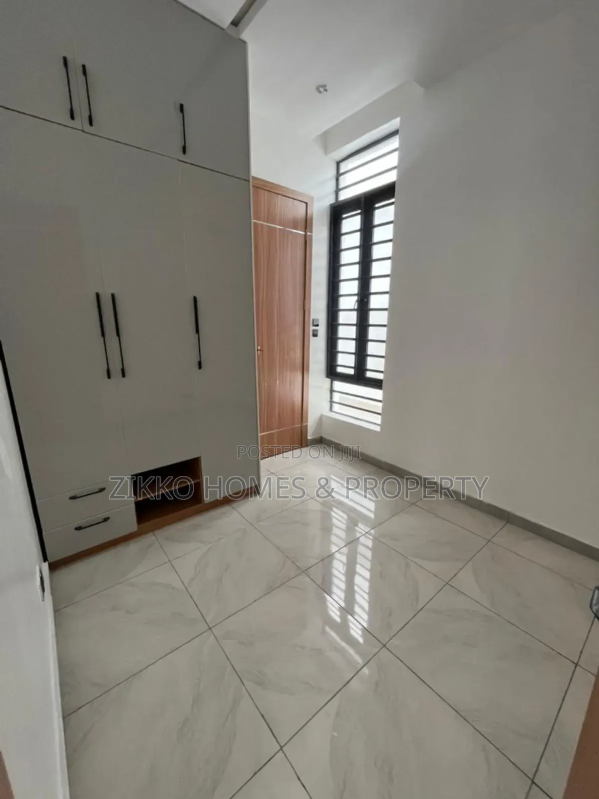 4bdrm Duplex in Orchid Road, Chevron for sale in Chevron