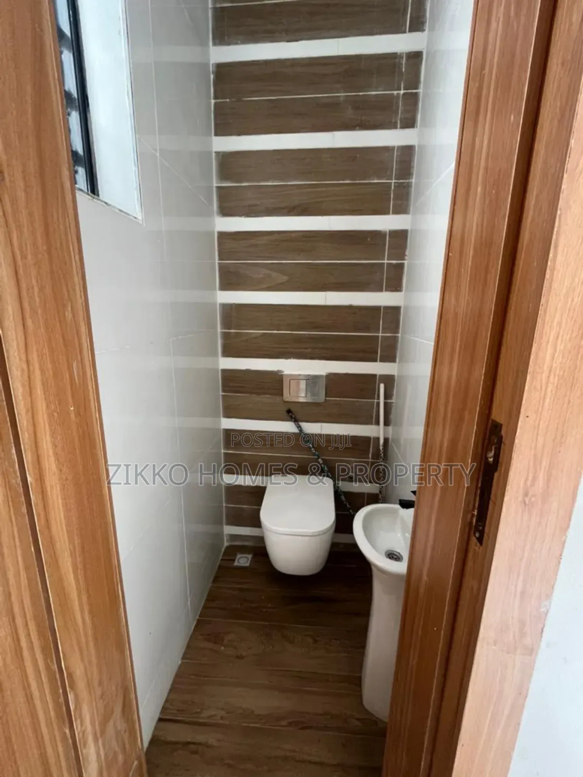 4bdrm Duplex in Orchid Road, Chevron for sale in Chevron