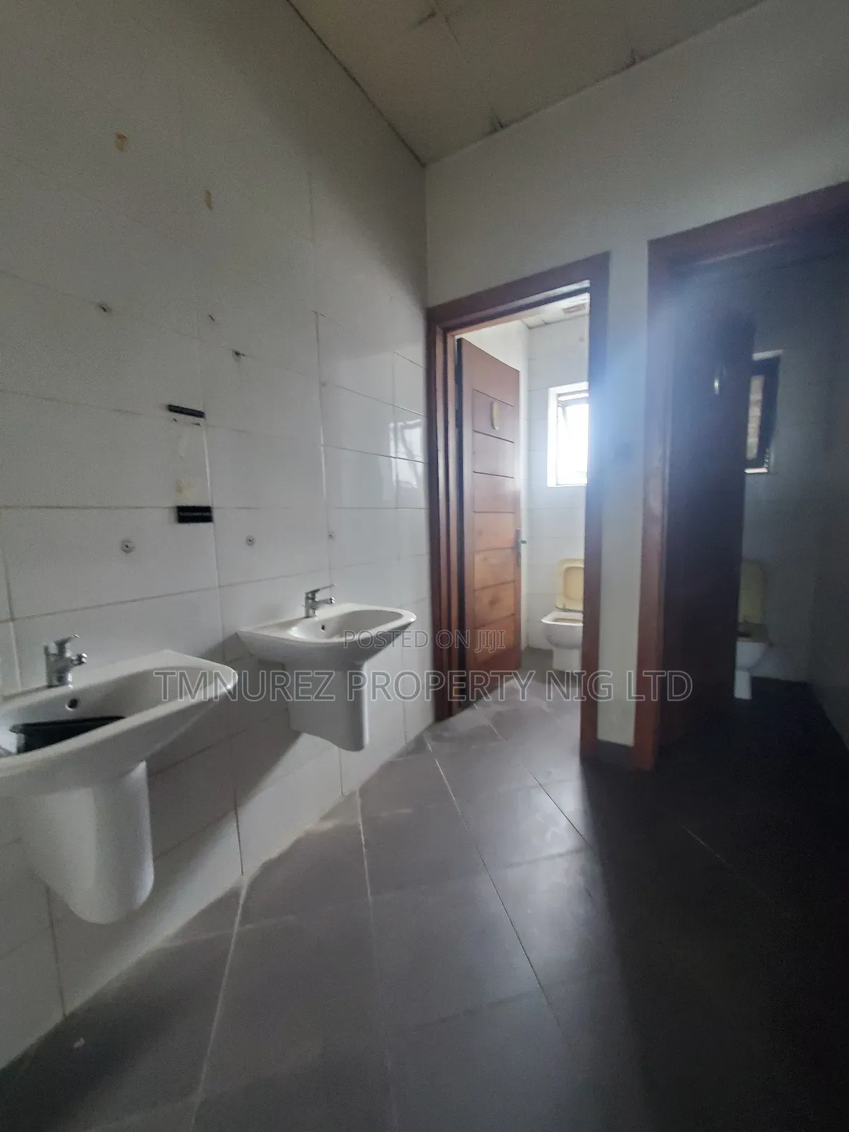 Showroom for Rent in Very Busy Area Lekki in Chevron