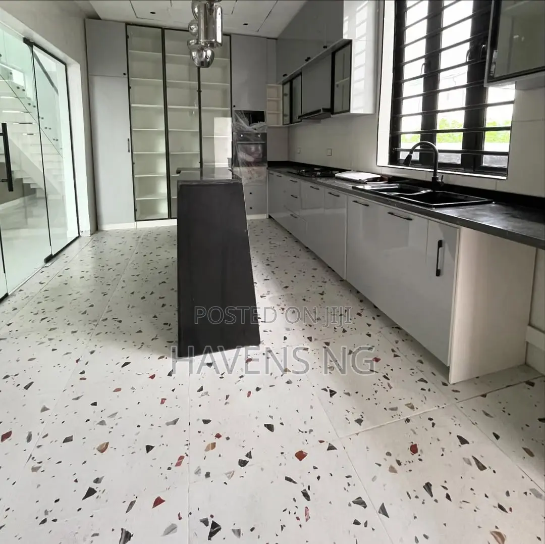 5bdrm Duplex in Chevron for sale in Chevron