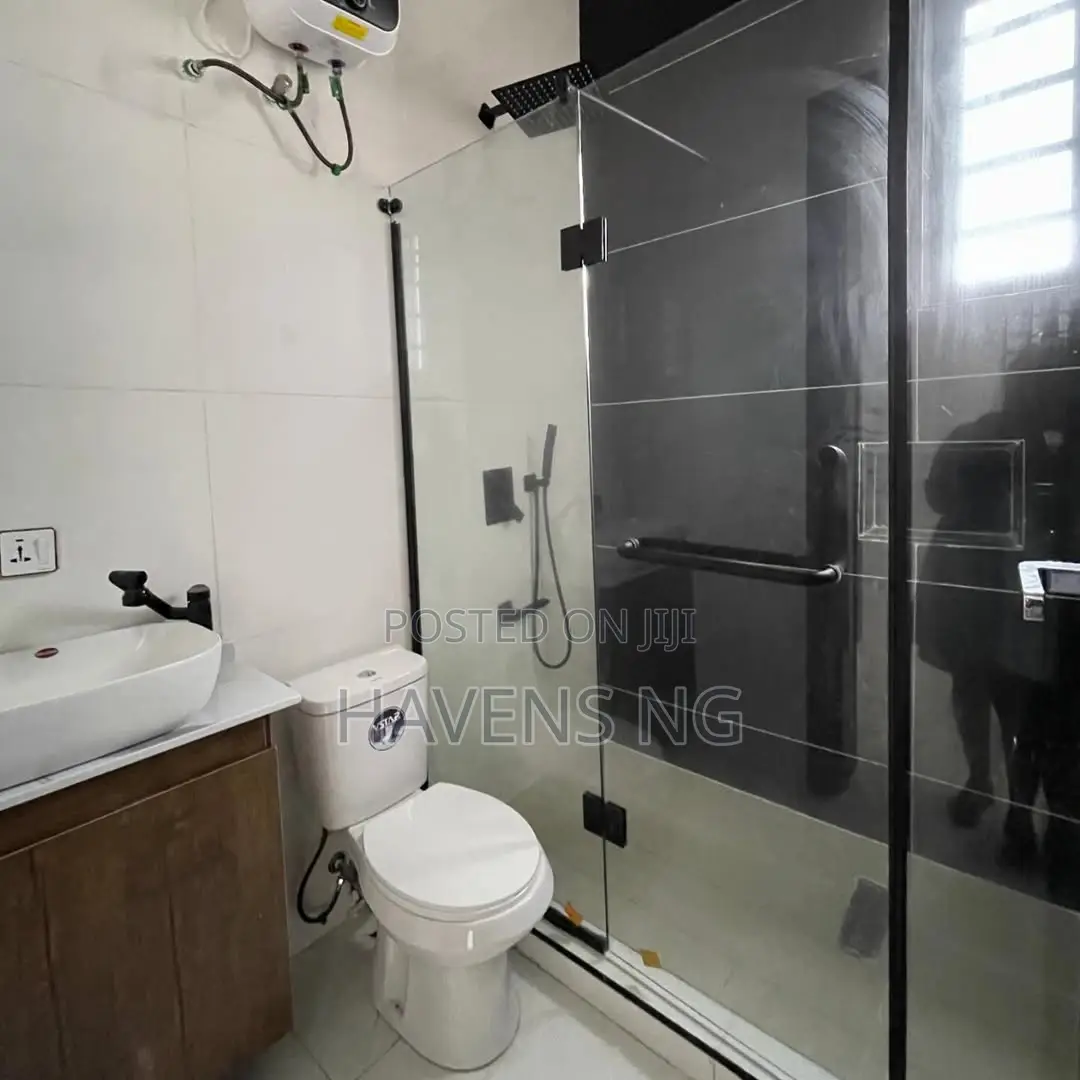 5bdrm Duplex in Chevron for sale in Chevron
