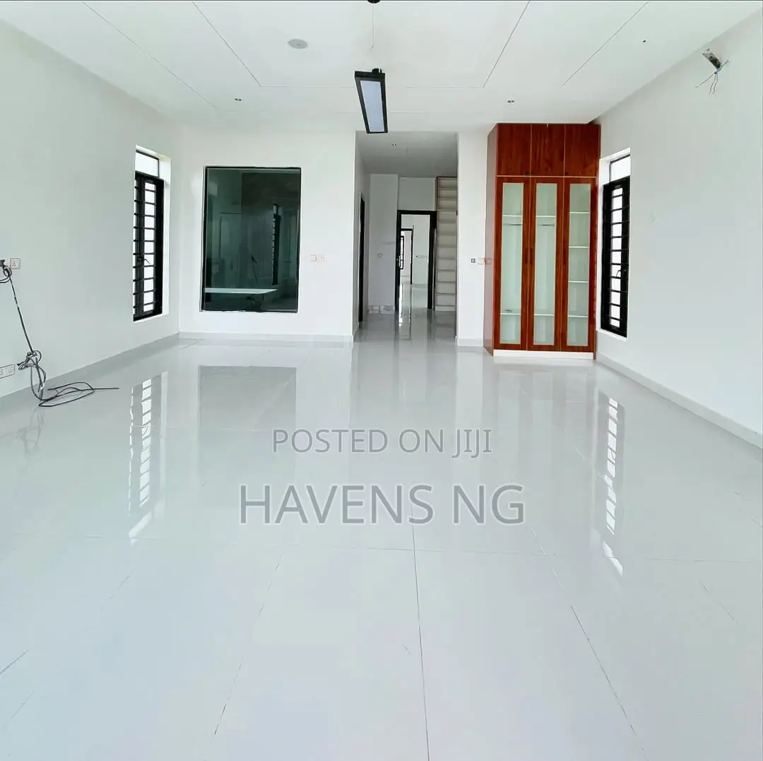 5bdrm Duplex in Chevron for sale in Chevron