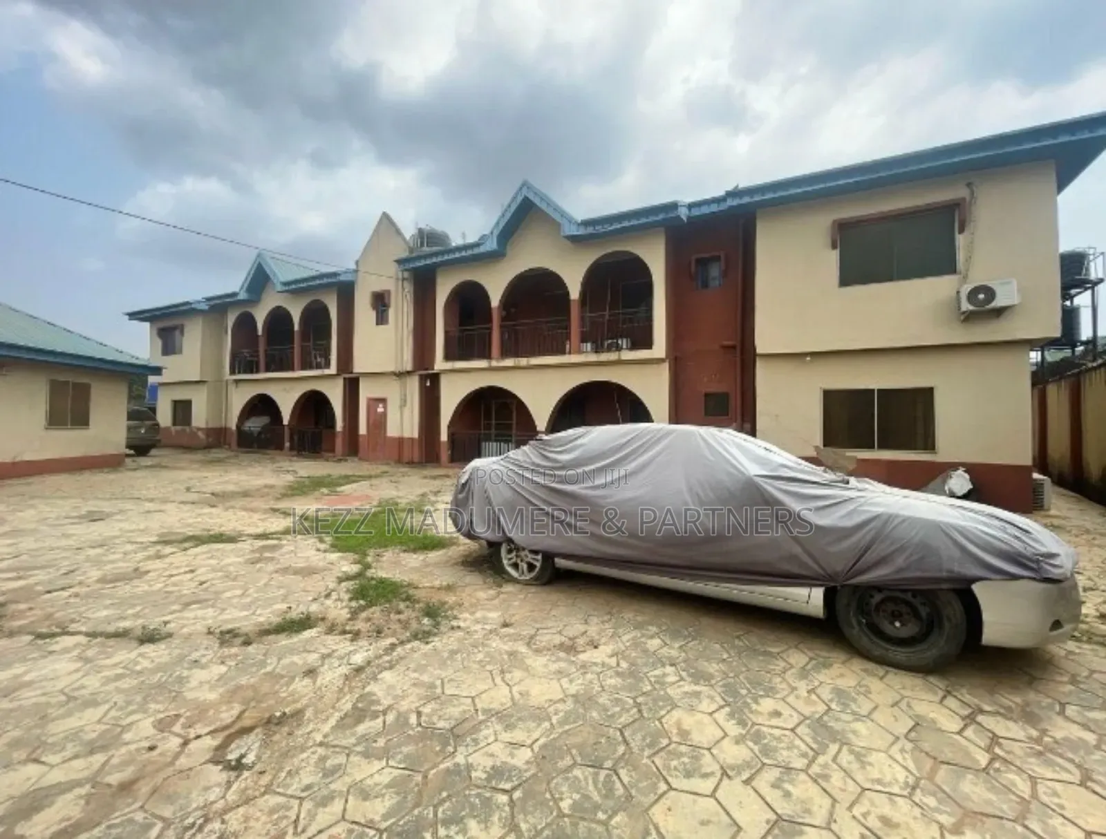 5bdrm Block of Flats in Off Oshimili South , for sale in Oshimili South