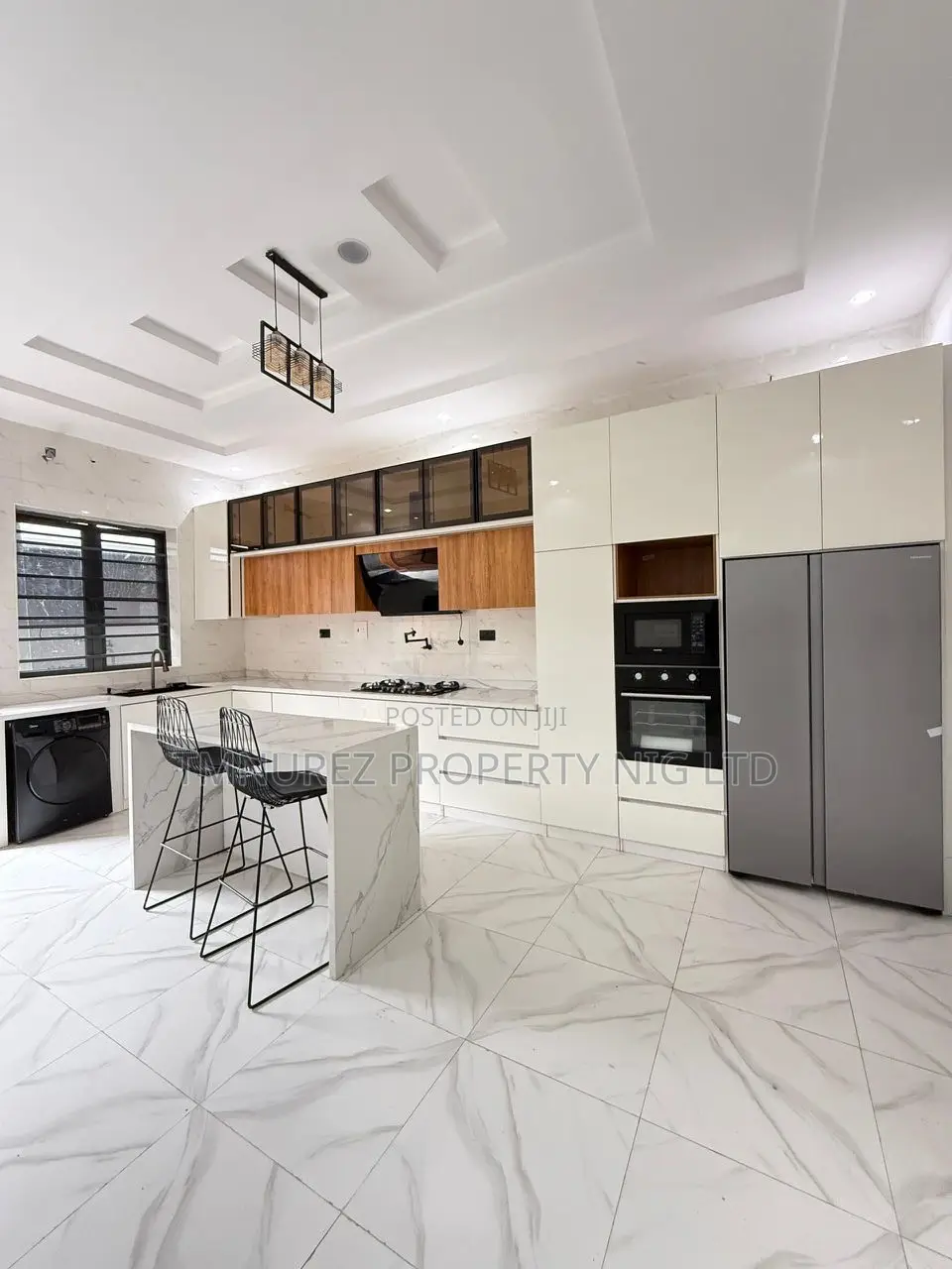 5bdrm Duplex in Chevron for sale in Chevron
